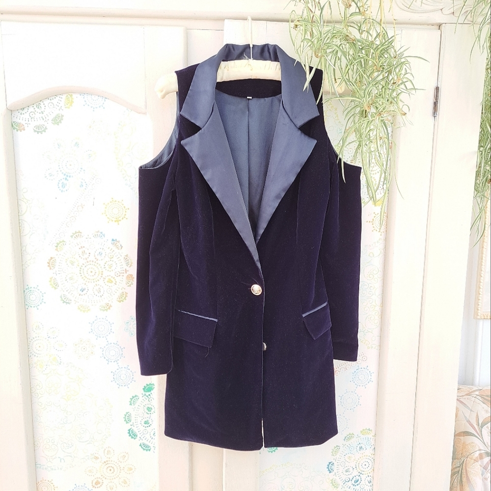 Cold-Shoulder Velvet Blazer Coat in Navy
